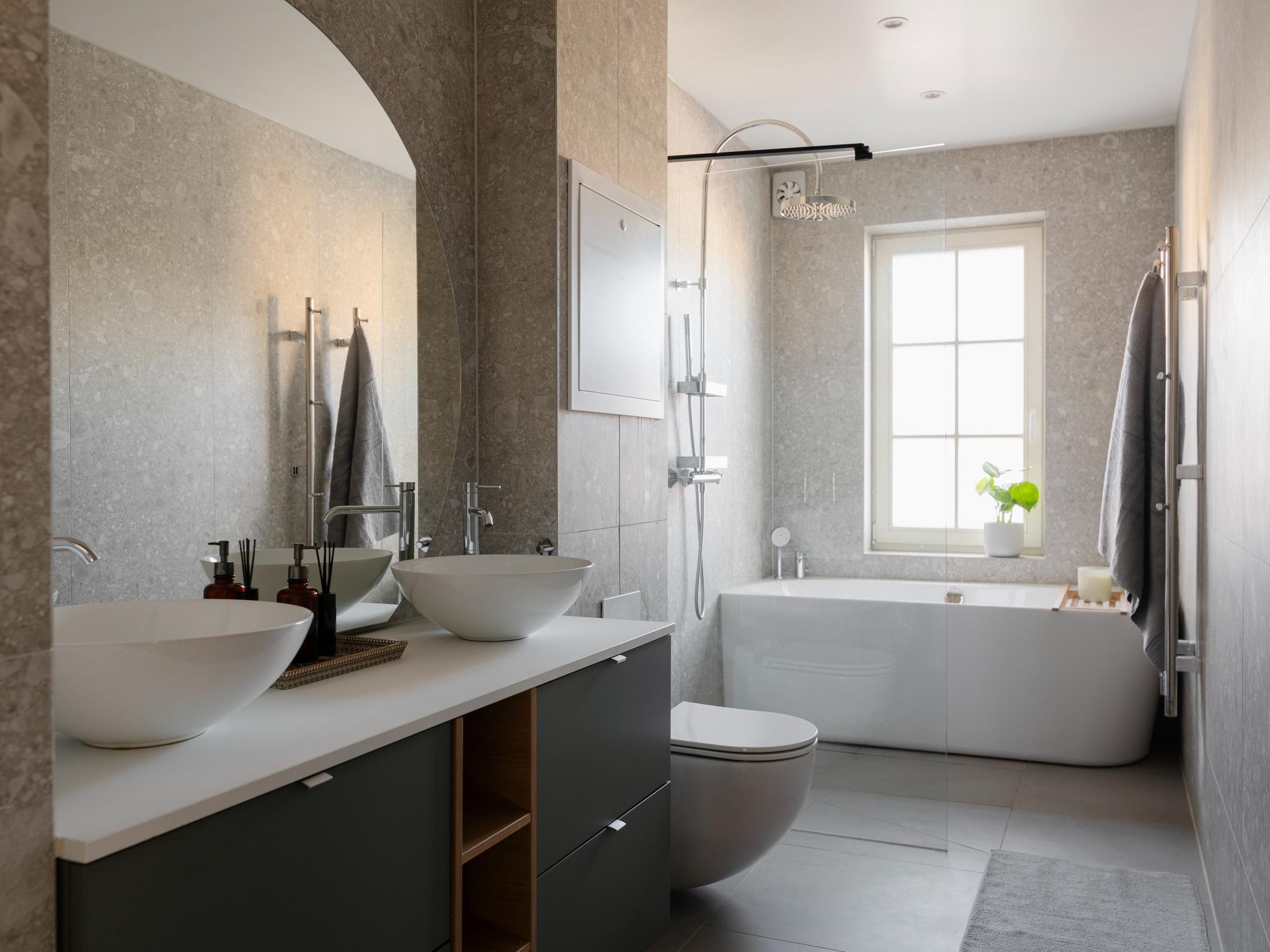 Leiligheten har to bad, hvorav det ene er nyoppusset (2022) og av svært god størrelse.